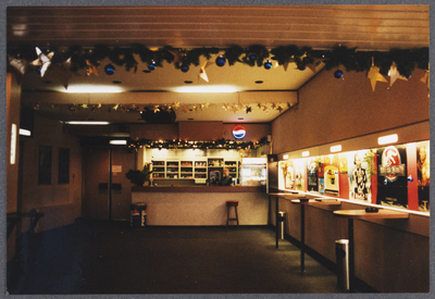 606444 Interieur van de bioscoop Camera Studio (Oudegracht 156) te Utrecht: ontvangstruimte met kantine voor de ...